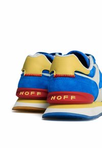 Niebieskie i żółte sneakersy wykonane z zamszu i skóry, z czerwonymi akcentami i logiem "HOFF" na pięcie. Gruba, teksturowana podeszwa.