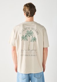 Pier One by Zalando - Print T-shirt - silver lining Thumbnail Image 1
