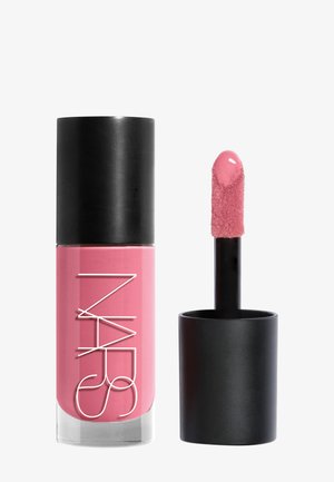 Flüssiger Lippenstift in Pink mit schwarzem Verschluss und Applikator, die Marke NARS auf der Flasche vor einfarbigem Hintergrund dargestellt.