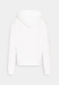 Sweat à capuche blanc à manches longues avec capuche, poignets et bord-côte, vu de dos sur un fond gris clair.
