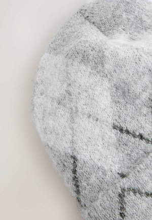 Sivo-bela vzorčasta tekstilna tkanina z mehak in puhastim otipom. Material prikazuje pleteno zasnovo z različnimi odtenki in subtilnim geometrijskim vzorcem.