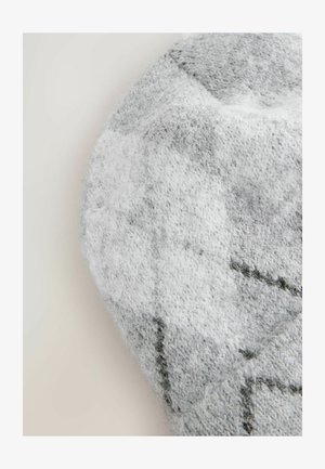 Țesătură cu model gri și alb, având o textură moale și pufoasă. Materialul prezintă un design tricotat cu nuanțe variate și un model geometric subtil.