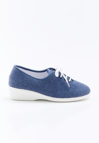 Scarpe in tessuto blu con tomaia testurizzata, suola in gomma bianca, punta arrotondata e lacci bianchi; design a tacco basso per comfort e stabilità.
