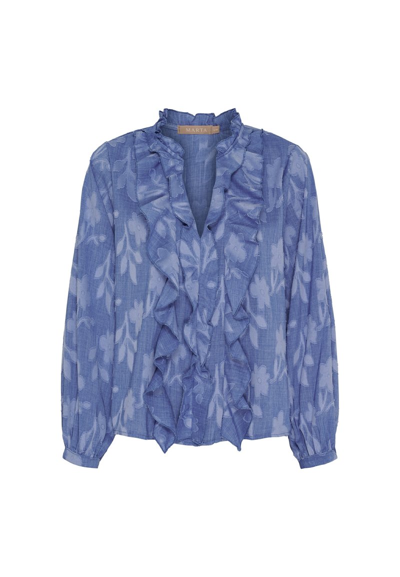 Lyseblå bluse med lange ærmer, flæsekant ved halsudskæringen, blomsterprint og tekstureret stof. Har knapmanchetter og en V-udskæring.