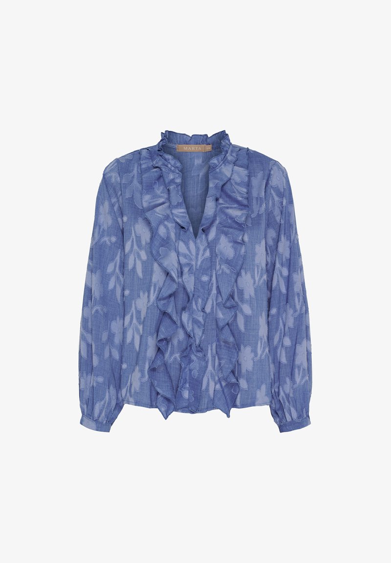 Lyseblå bluse med lange ærmer, flæsekant ved halsudskæringen, blomsterprint og tekstureret stof. Har knapmanchetter og en V-udskæring.