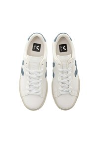 Hvide lædersneakers med lyseblå ruskindsdetaljer, flade hvide snørebånd, gummisåler og et sort logo på en beige indersål.