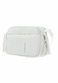 Weiße Tasche aus strukturiertem Stoff mit einem Hauptfach mit Reißverschluss und einer vorderen Tasche. Verfügt über Nähdetails und einen aufgedruckten Logo vorne.