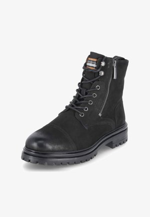 Schwarze Knöchelstiefel aus einer Kombination von Wildleder und Leder. Mit Schnürsenkeln, einem seitlichen Reißverschluss und einer robusten Sohle. Mit Kappenzehen-Detail.