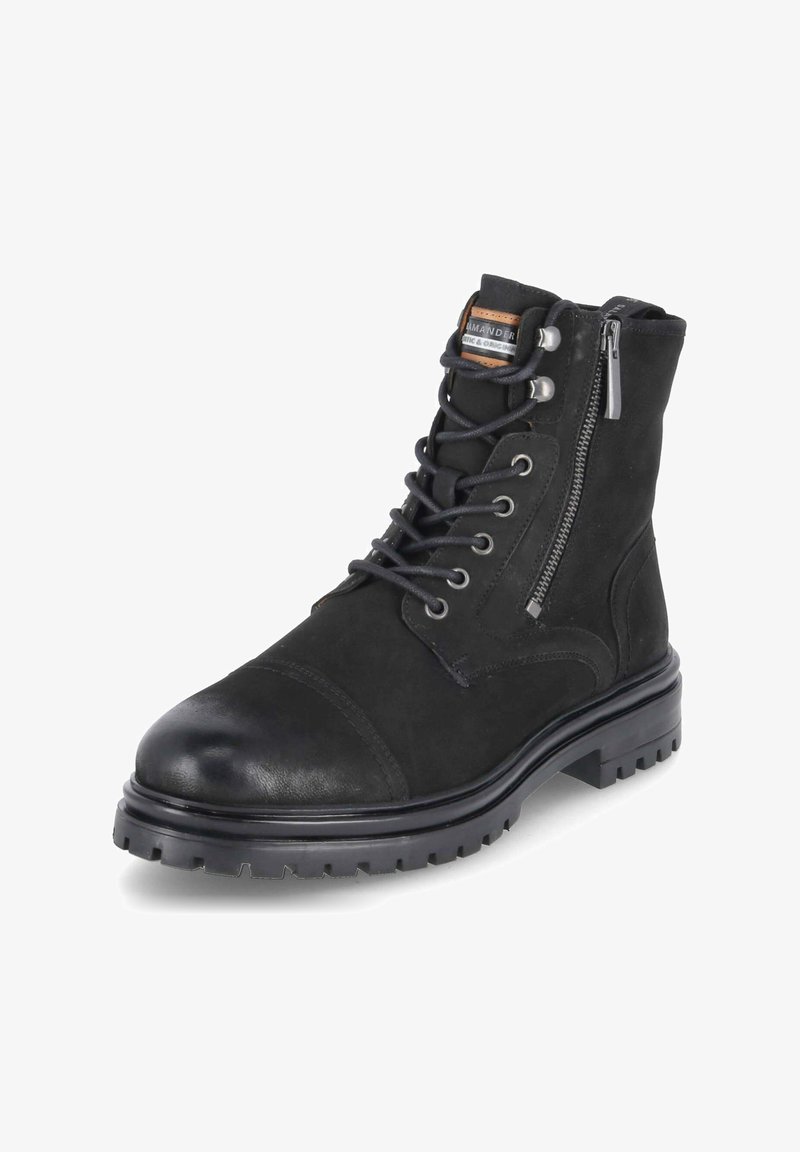 Czarny botek za kostkę wykonany z połączenia zamszu i skóry. Wyposażony w sznurowania, boczny zamek błyskawiczny oraz solidną podeszwę z bieżnikiem. Detal w kształcie zaokrąglonego nosa.