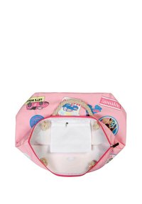 Bolso de lona rosa con estampados gráficos, asas de cuerda y cierre de cremallera. El interior incluye un bolsillo blanco y un forro suave.