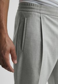 Reiss REGULAR FIT - BRIGHTON WITH TURN UPS - Chino - soft grey
