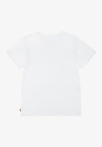 T-shirt bianco in cotone con maniche corte, collo rotondo, texture liscia e un piccolo etichetta rossa del marchio sul lato sinistro in basso.