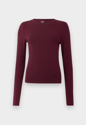 Chemise à col rond ajustée à manches longues de couleur bordeaux avec un design simple, sans motifs ni logos visibles, présentée sur fond blanc uni.