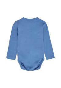 Långärmad babybodysuit i mjuk blå bomullstyg. Har en rundad halsringning, en åtsittande passform och en rynkad detalj vid nedre ryggen.