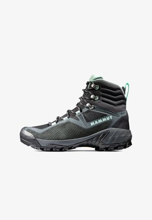 Czarno-szare buty trekkingowe z wysokim krojem, wykonane z teksturowanej zamszowej i syntetycznej tkaniny, z zielonym akcentem i wytrzymałą podeszwą.