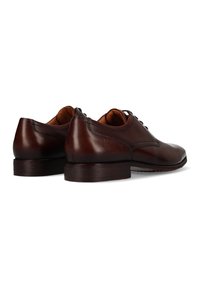 Chaussures de costume en cuir marron avec une finition lisse, des détails perforés et un talon plat. Comprend des lacets et un intérieur rembourré.