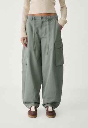 Stradivarius PARACHUTE - Cargo trousers - khaki