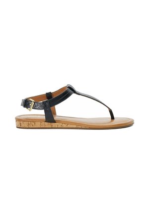 Zwarte platte flip-flop sandaal met een gestructureerde leren band, kurken zool en verstelbare enkelgesp. Glad tan voetbed en een minimalistisch ontwerp.