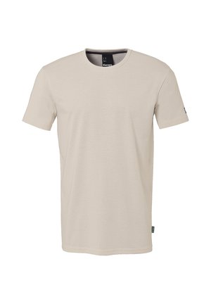Beiges T-Shirt mit kurzen Ärmeln und Rundhalsausschnitt, mit einem kleinen schwarzen Etikett am linken Ärmel und einem Etikett innen im Kragen.