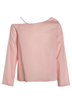 Blusa de manga larga color rosa claro con un escote asimétrico que presenta una tira delgada en el lado izquierdo.