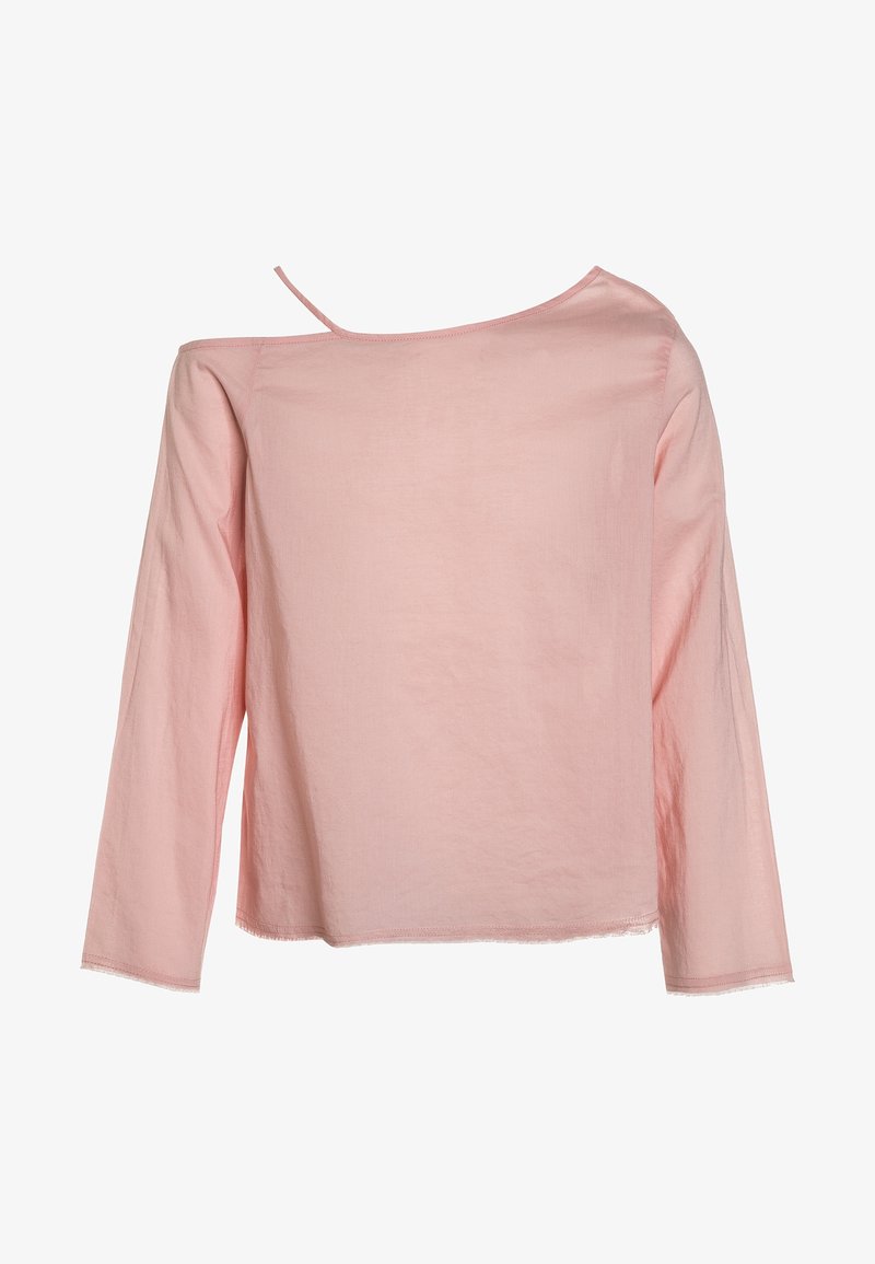Blouse rose pâle à manches longues avec un col asymétrique et une fine bretelle sur le côté gauche.