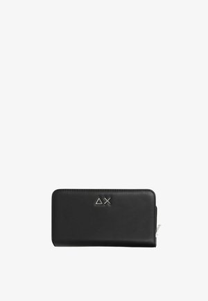 Billetera rectangular negra con cremallera alrededor, con un pequeño triángulo plateado y un logo de cruz en la parte frontal.