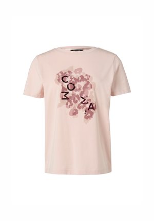 Jasnoróżowa bawełniana koszulka z teksturowanym wzorem w zwierzęcy motyw i wyraźnym napisem "COM" w ciemnym bordowym kolorze. Krótkie rękawy, okrągły dekolt.