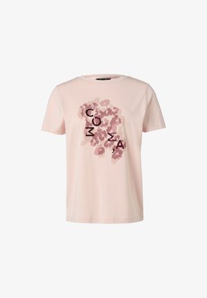 Jasnoróżowa bawełniana koszulka z teksturowanym wzorem w zwierzęcy motyw i wyraźnym napisem "COM" w ciemnym bordowym kolorze. Krótkie rękawy, okrągły dekolt.
