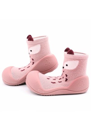 Botitas infantiles rosas con suela de goma texturizada, parte superior de punto con diseño de cara de animal y pequeñas orejas en 3D. Tela suave para mayor comodidad.