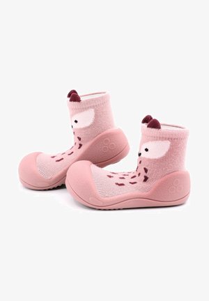 Botitas infantiles rosas con suela de goma texturizada, parte superior de punto con diseño de cara de animal y pequeñas orejas en 3D. Tela suave para mayor comodidad.