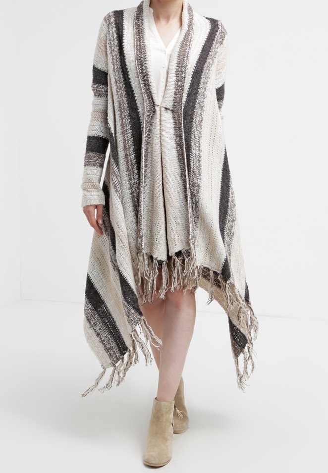 Cardigan de rayas con apertura frontal en beige y marrón oscuro, con una tela texturizada y un dobladillo con flecos. Mangas largas y corte relajado.