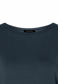 Dunkelblaues T-Shirt aus weicher Baumwolle. Mit einem weiten Boot-Ausschnitt und kurzen Ärmeln. Das Etikett innen identifiziert die Marke als MORE & MORE.