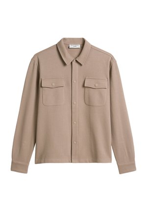 Beiges Hemd mit durchgehender Knopfleiste und weicher Textur, mit Kragen, zwei Brusttaschen und langen Ärmeln. Die vorderen Knöpfe sind farblich abgestimmt.