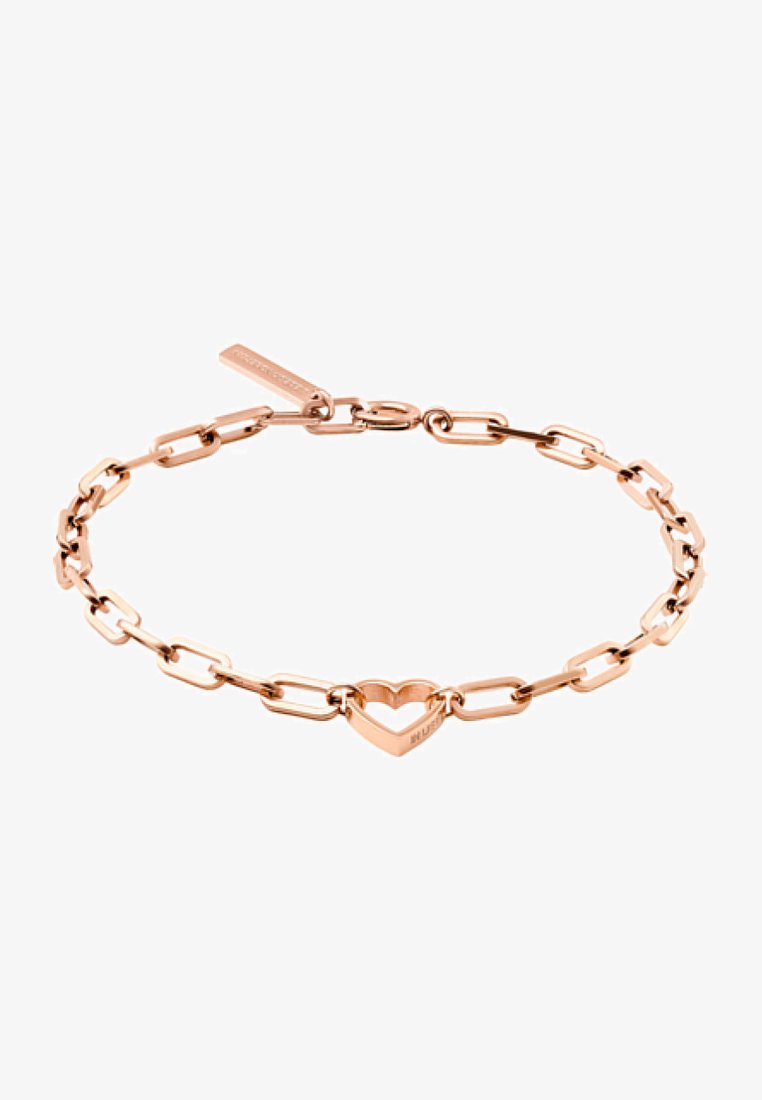 Bracciale a catena in oro rosa con link allungati, un charm a forma di cuore centrale e un piccolo tag per il marchio. Texture liscia con finitura lucida.