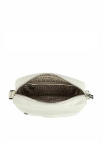 Borsa in pelle bianca con chiusura a zip, caratterizzata da un design elegante e una texture liscia. Interno foderato con un sottile motivo del logo.