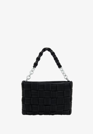 Bolso de mano negro tejido hecho de material texturizado, con un asa trenzada y detalles en cadena plateada. Forma rectangular con tapa cerrada.