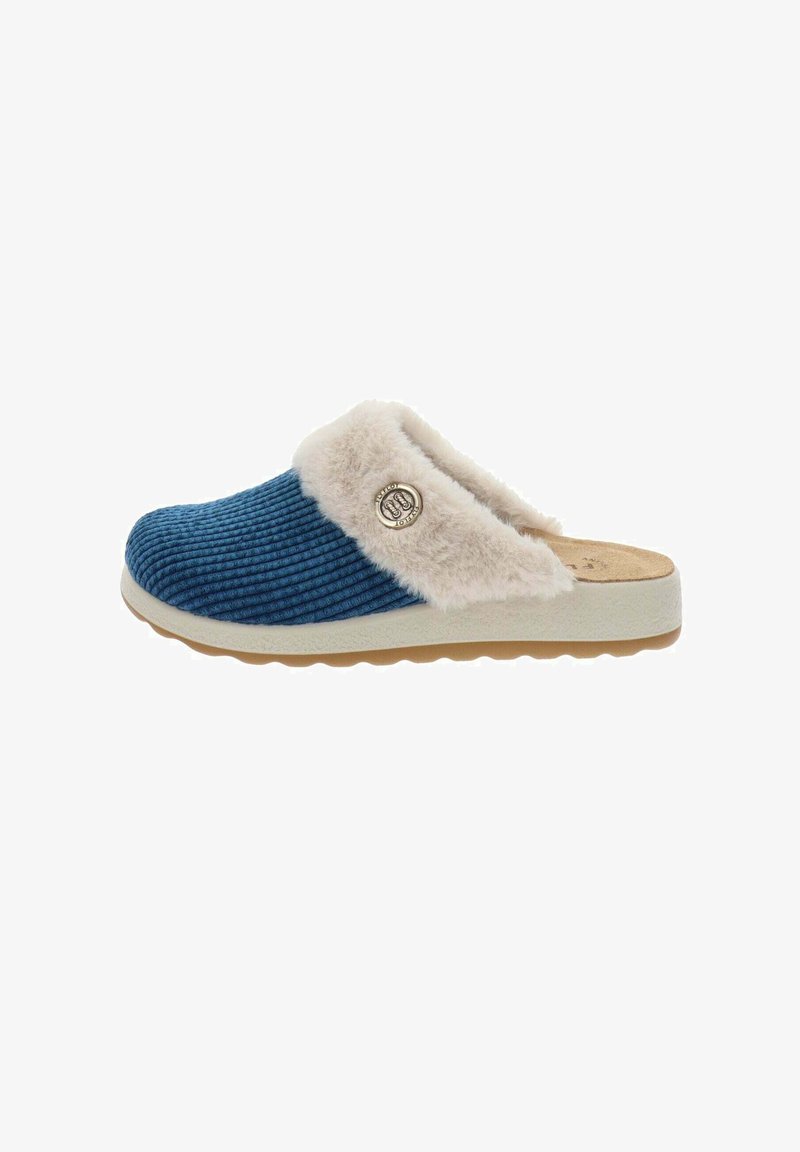 Zapatilla de corduroy azul con un puño de peluche sintético, de color beige, que presenta un detalle de logo redondo y una suela de goma texturizada.