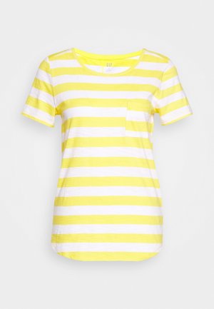 Kortærmet gul og hvid T-shirt med vandrette striber, rund halsudskæring og lille brystlomme.