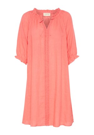 Abito in lino corallo con silhouette svasata, scollo arricciato e maniche a tre quarti a sbuffo. Presenta un bordo decorativo lungo la parte frontale.