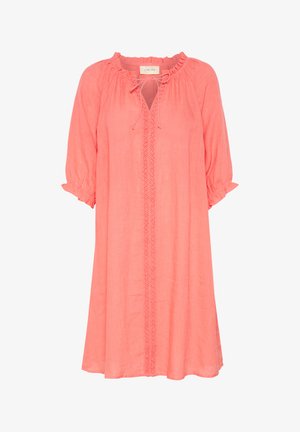 Robe en lin corail avec une silhouette évasée, un col froncé et des manches bouffantes trois-quarts. Elle présente une bordure décorative sur le devant.