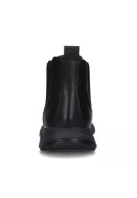 Stivaletti neri in pelle con finitura testurizzata, dotati di una linguetta sul retro e di una suola in gomma con pattern antiscivolo.