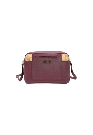 Rektangulær mørkerød crossbody taske med forlommer, guldlogo, beige kortmønstrede accenter og justerbar skulderrem.