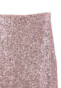 Tessuto rosa densamente coperto di paillettes lucenti, che mostra texture e brillantezza su una superficie piana.