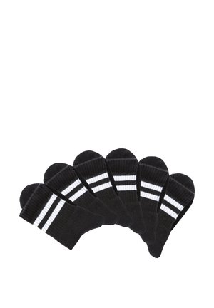 Sechs Paare schwarze Sportsocken mit zwei weißen horizontalen Streifen nahe der Oberseite, fächerförmig auf weißem Hintergrund angeordnet.