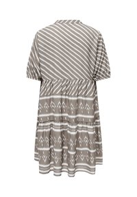 Robe beige et blanche à manches courtes et à volants, avec des rayures diagonales sur le haut et des motifs géométriques sur la jupe, vue de dos.
