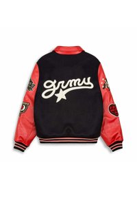 Giacca varsity nera con maniche in pelle rossa, testo cursivo bianco "grmy" e stella sulla schiena, e numerosi patch ricamati sulle maniche.