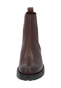 Botas Chelsea de cuero marrón con un acabado suave, paneles elásticos en los laterales y una suela de goma negra texturizada. Presentan una lengüeta en el talón.