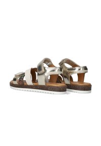 Sandales avec des brides métalliques dorées et crème, des accents à motifs multicolores, une semelle en liège et une semelle extérieure en caoutchouc blanc. Fermeture à bande ajustable.