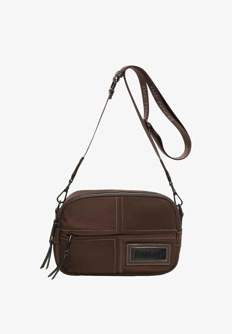 Bolso cruzado de nylon marrón con forma rectangular, que presenta costuras en contraste, un parche frontal con el logo y una correa ajustable.