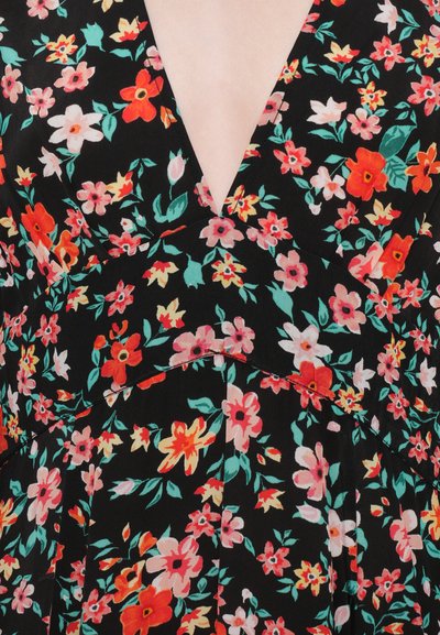 Svart tyg med ett blommönster, som har röda, rosa och gula blommor. V-ringad design med plisserade detaljer längs bodicen.